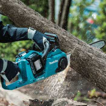 Makita XCU03PT1 2x18V Cordless Chainsaw in action